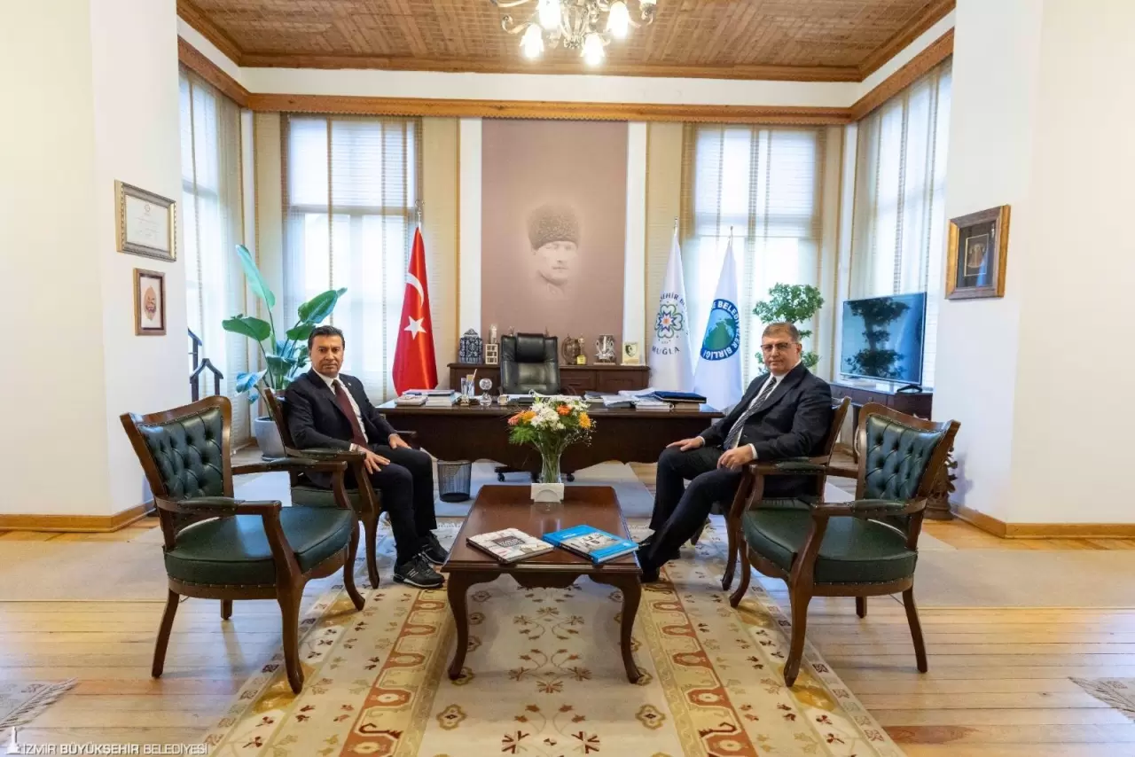 İzmir Büyükşehir Belediye Başkanı Cemil Tugay, enerji verimliliği ve yenilenebilir enerji yatırımları için cesur adımlar atılması gerektiğini vurguladı. İşte o dikkat çeken açıklamalar!