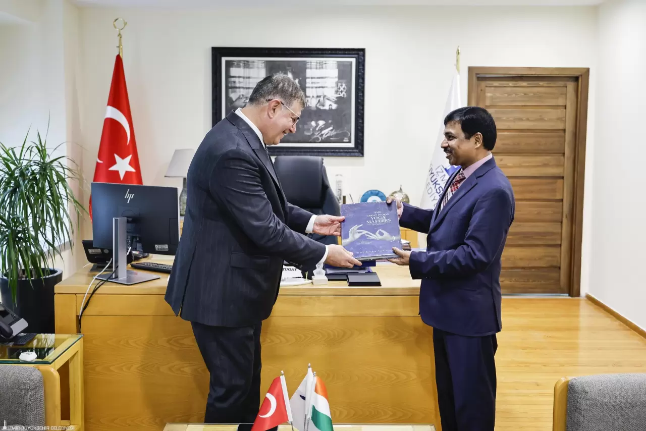 Başkan Cemil Tugay, Hindistan Büyükelçisi Muktesh Pardeshi’yi ağırladı. İzmir ve Mumbai ilişkileri güçlenirken, İEF’ye sürpriz bir davet geldi! Detaylar haberimizde.