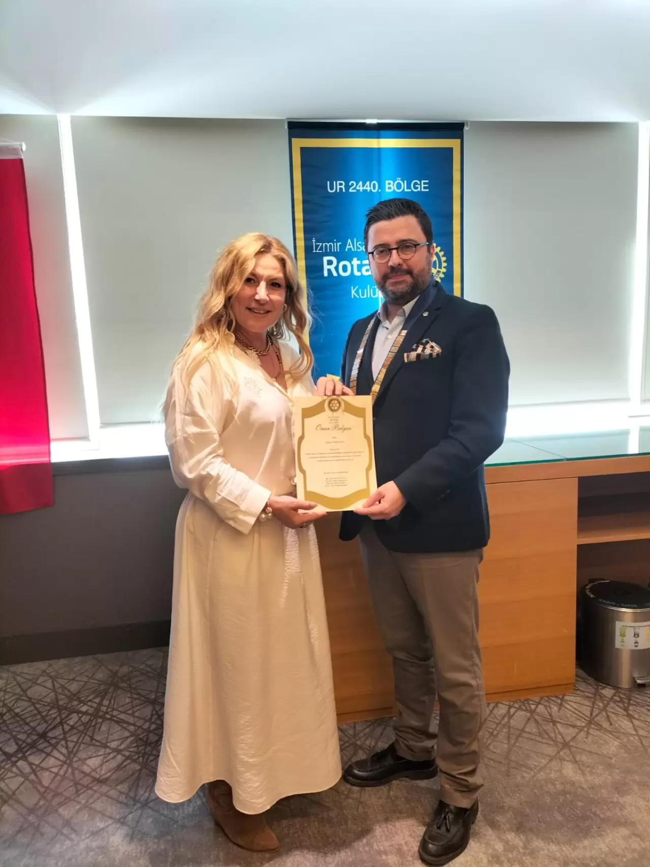 Alsancak Rotary Kulübü, Cahide Sonku’nun ölümünün 44. yılında, onu sahnede 200 kez canlandıran Güldeniz Türküstün’ü ağırladı. Etkinlikte sanat ve kültüre dair özel anlar yaşandı!