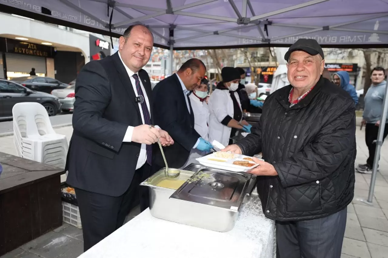 Menderes Belediyesi, Çanakkale Zaferi ve tüm şehitler için anlam dolu bir iftar yemeği düzenledi. Başkan İlkay Çiçek'in duygusal konuşmasıyla binlerce Menderesli bir araya geldi.