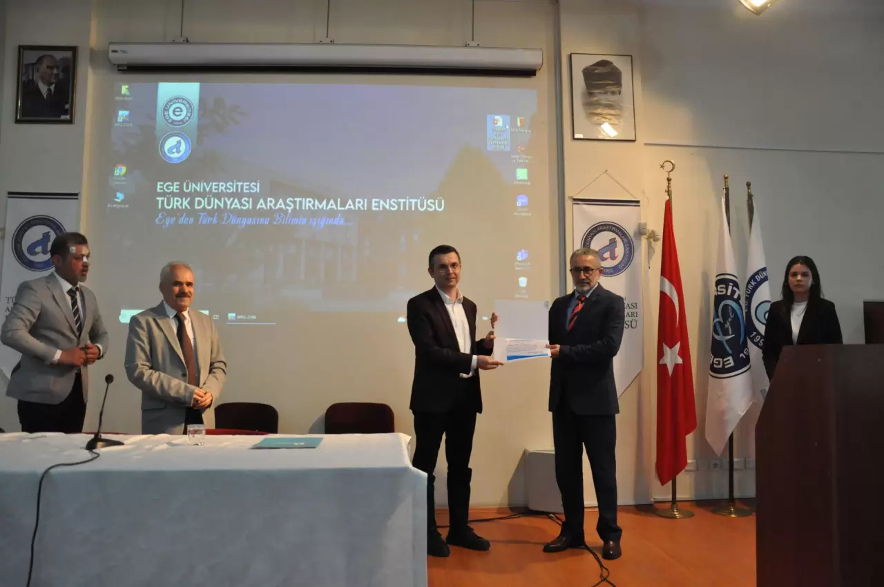 Ege Üniversitesi'nde düzenlenen panelde, Çanakkale Savaşı'nın Türk milletinin kaderindeki rolü ve kahramanlıklar mercek altına alındı. 110 yıl sonra Çanakkale ruhu yeniden vurgulandı.