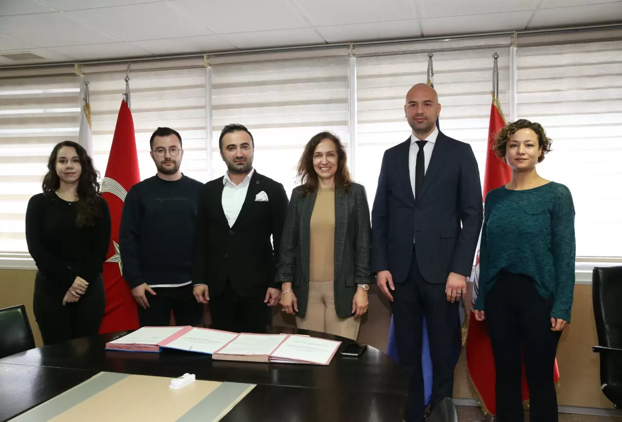 Karşıyaka Belediyesi, afet toplanma alanlarını iyileştirmek için Peyzaj Mimarları Odası ile iş birliği yaptı. Alanlar uluslararası standartlara göre yeniden düzenleniyor.