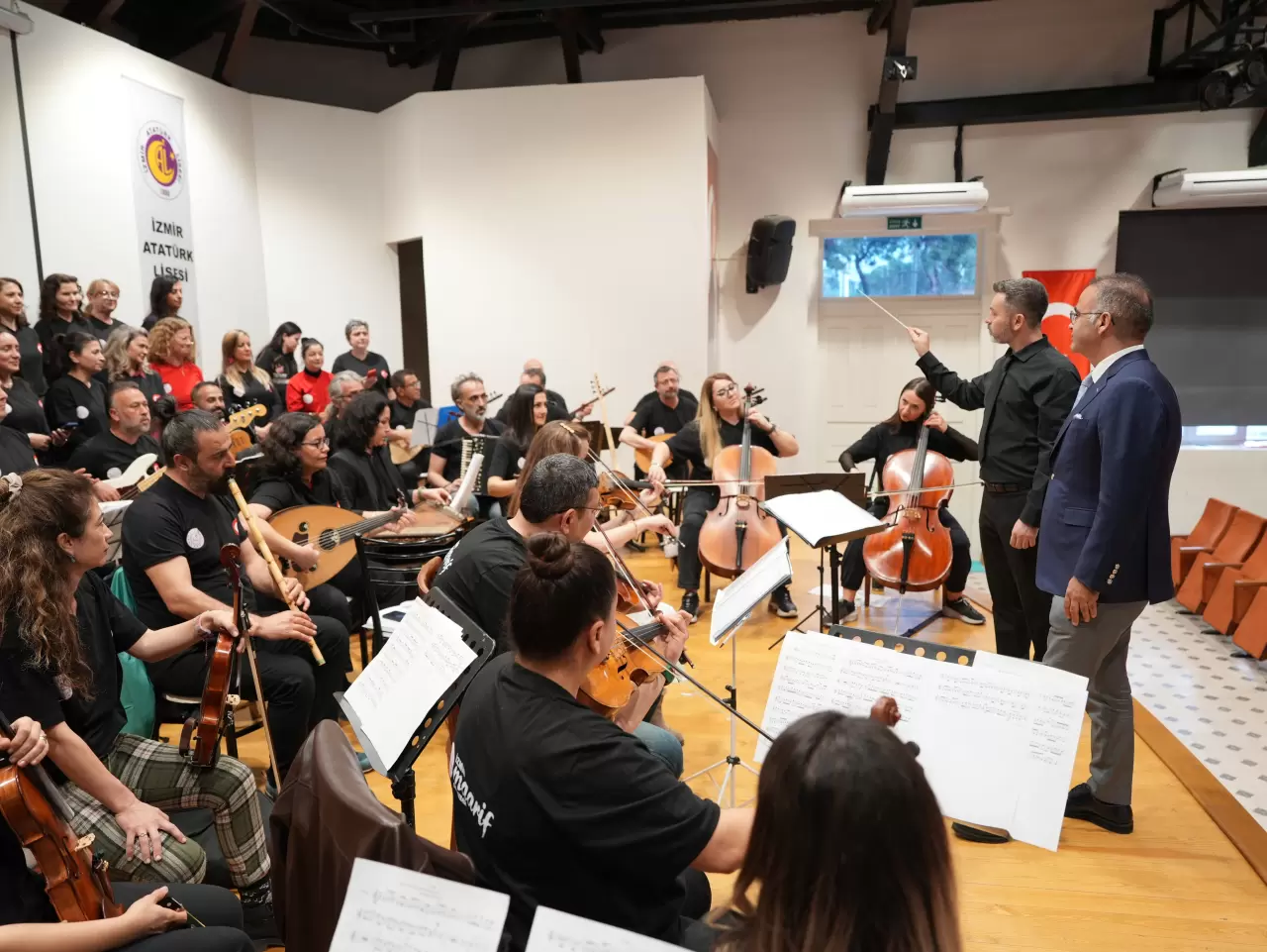 Maarif Orkestrası ve Halk Dansları Topluluğu, öğretmenleri sanatsal bir yolculuğa çıkararak kültürel değerlerimizi geleceğe taşıyor. Bu özel proje, eğitimde dönüşüm yaratıyor!
