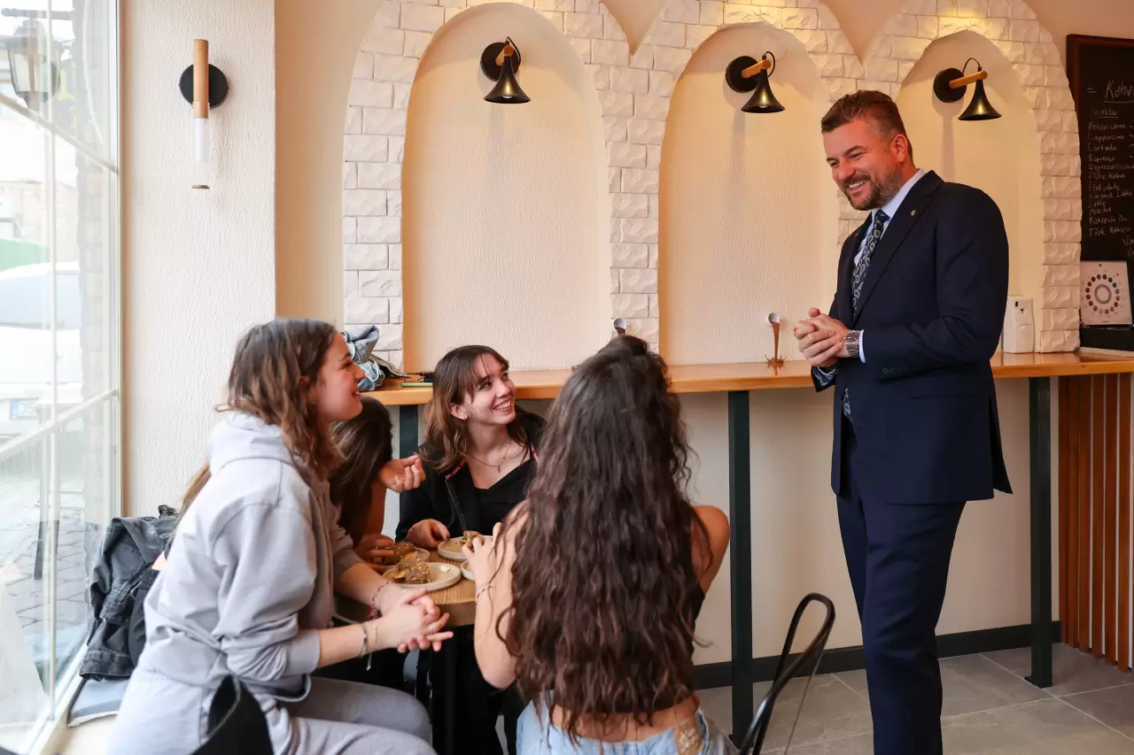 Buca Belediyesi, öğrenciler ve tüm vatandaşlar için uygun fiyatlı Bucafe 1928’i hizmete sundu. Kahve, tatlı ve unlu mamullerle dolu bu yeni mekan, gençlerin buluşma noktası olacak!