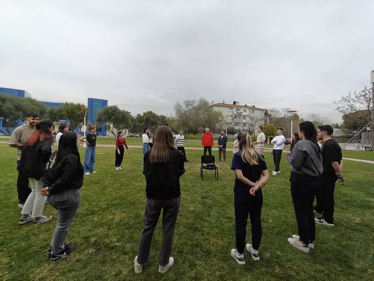 Ege Üniversitesi, uluslararası öğrencilere Türkçe ve halk dansları eğitimi sunarak kültürel etkileşimi artırıyor. Prof. Dr. Necdet Budak, öğrencilerle keyifli bir buluşma gerçekleştirdi!