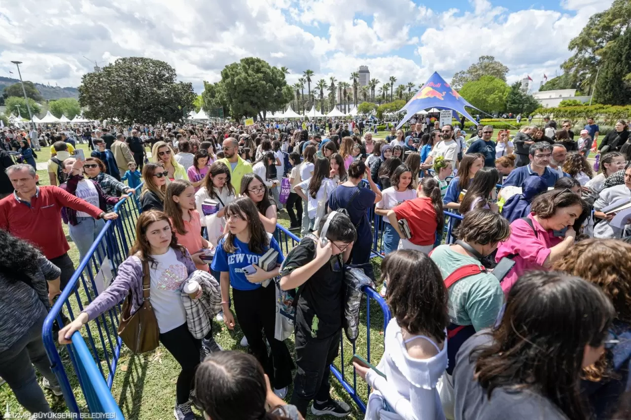 İZKİTAPFEST-5. İzmir Kitap Fuarı, 18-27 Nisan’da Kültürpark’ta başlıyor. Ünlü yazarlar, söyleşiler, sergiler ve çocuklara özel atölyeler kitapseverleri bekliyor.