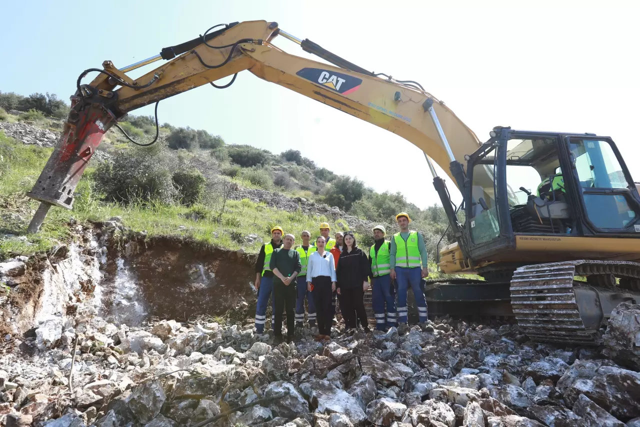 Efes Selçuk’ta yıllardır beklenen içme suyu projesi başladı. Kuyumcu Mevkii’nde ilk kazma vuruldu, çeşmeler Eylül’de kaliteli suyla buluşacak!