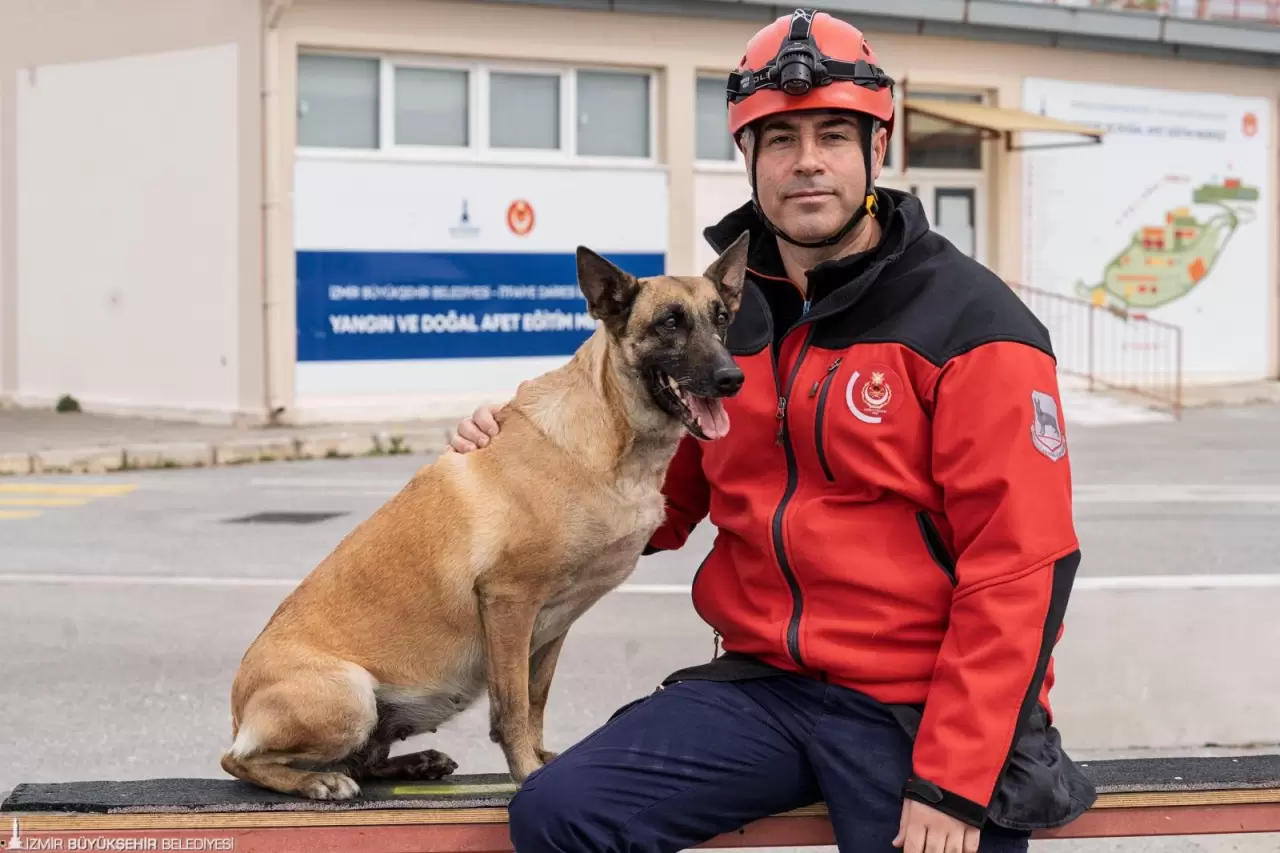 İzmir'in özel eğitimli köpekleri Asil, Bety ve Magie, deprem enkazlarında hayat kurtarıyor. Onların başarı öyküsü göreni duygulandırıyor!