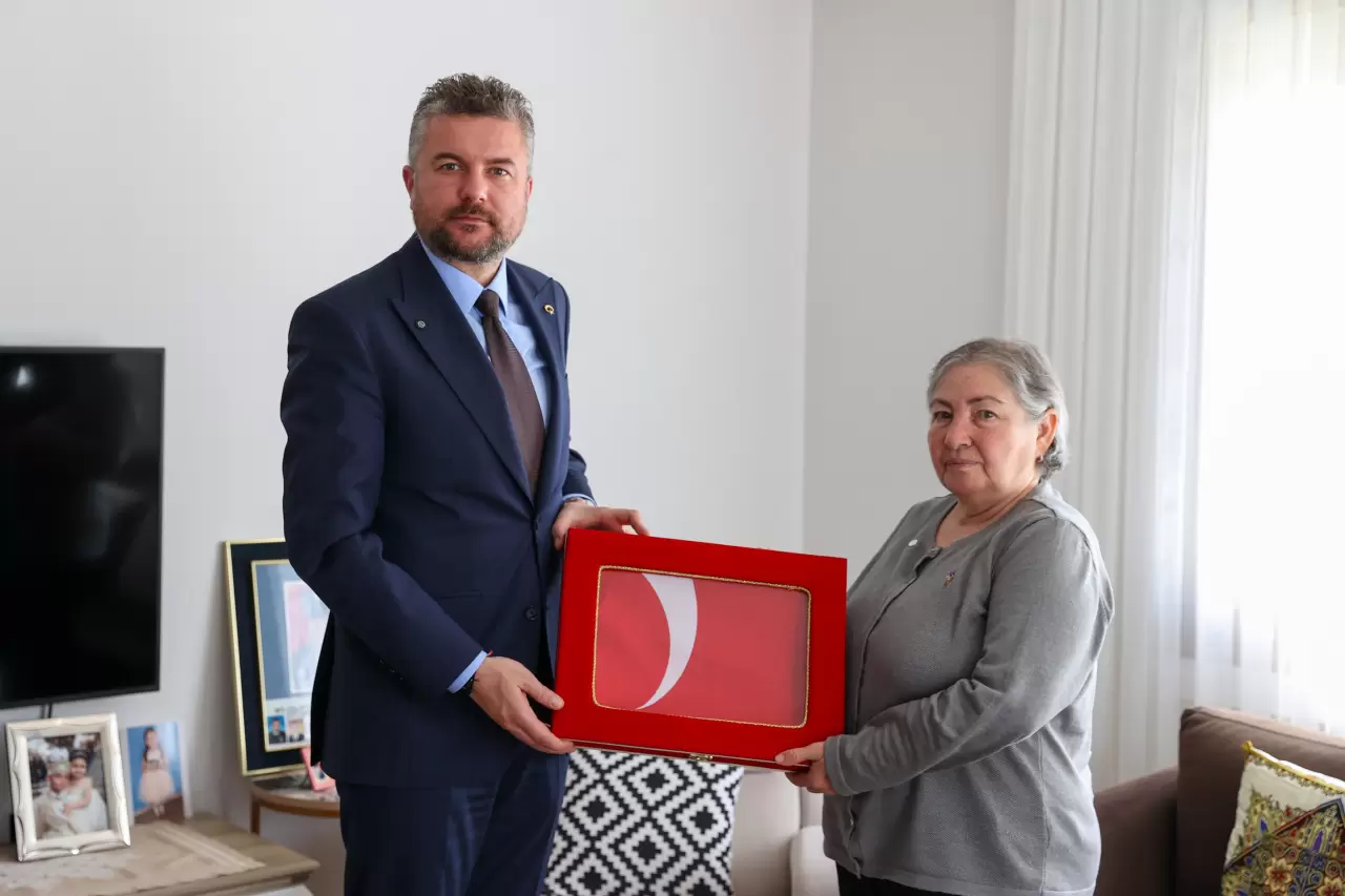Şırnak şehidi Turgut Uysal’ın evine anlamlı ziyaret... Başkan Görkem Duman’ın mesajı ve şehit eşi Emine Uysal’ın duygu dolu sözleri yürek burktu.