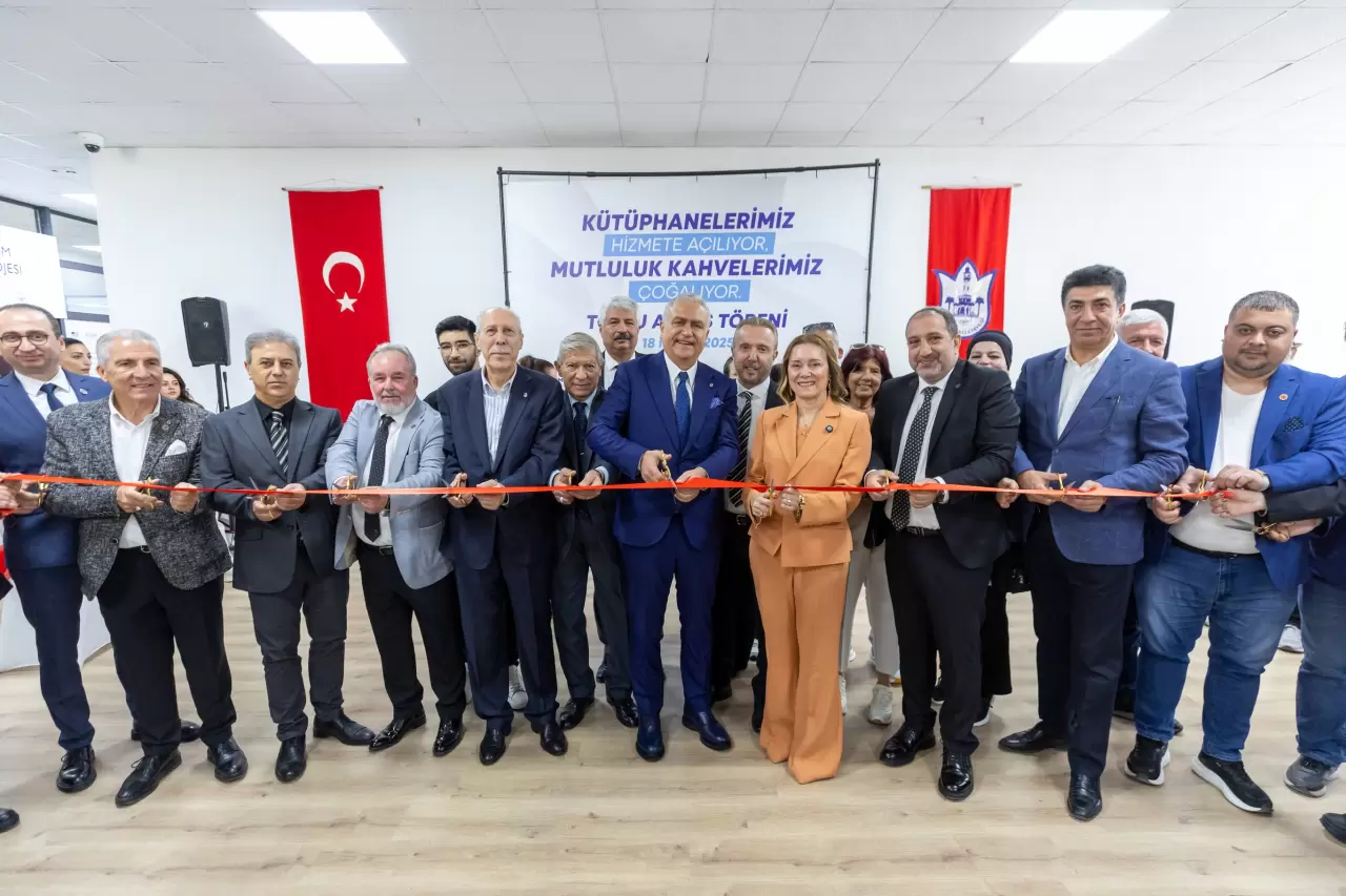 Konak Belediyesi, Toros ve Güzelyalı’da modern kütüphaneler ve Mutluluk Kahvesi’nin yeni şubesini hizmete sundu. Başkan Mutlu, gençler için önemli adımlar attıklarını belirtti.