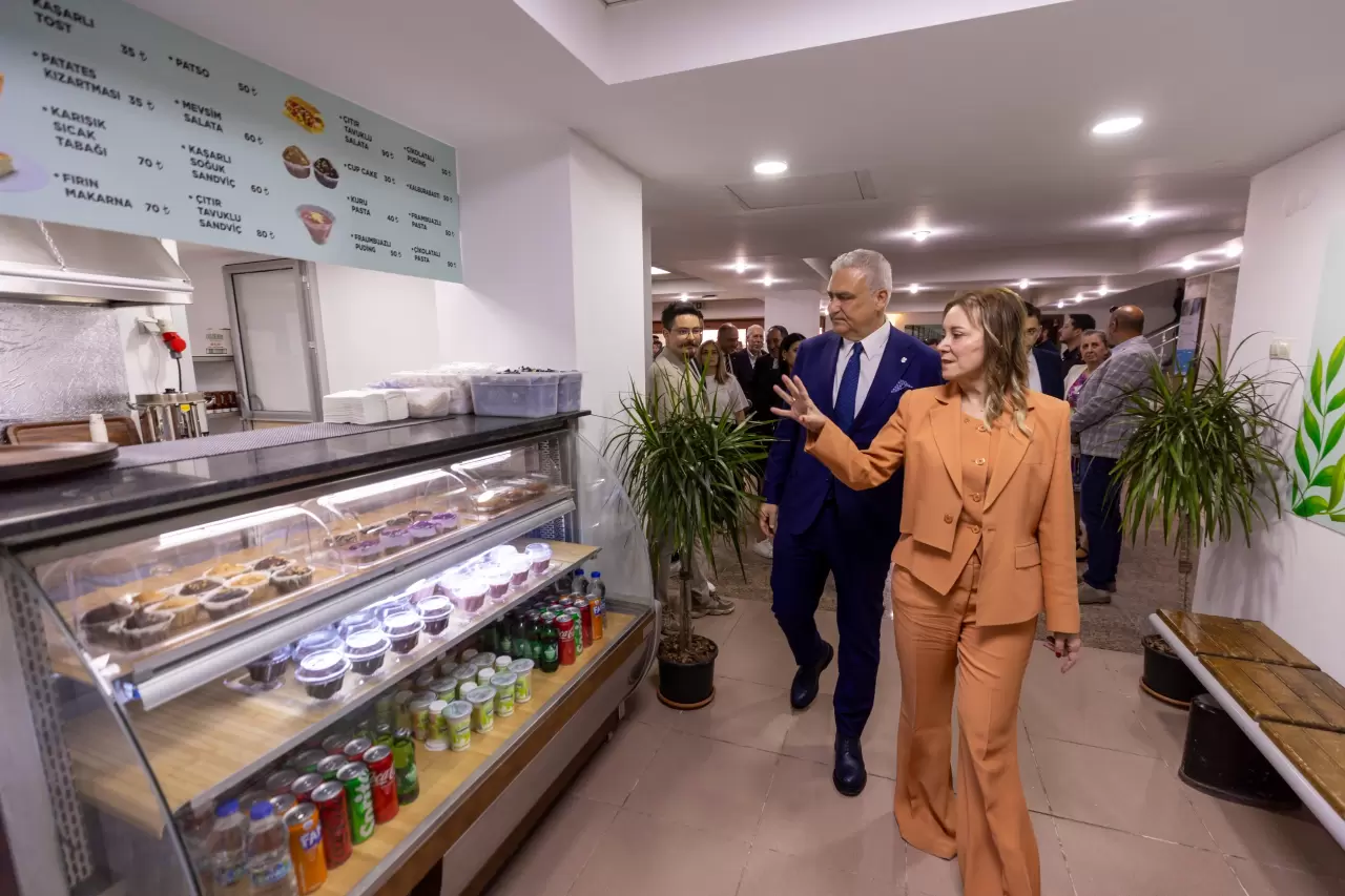  Konak Belediyesi, Toros ve Güzelyalı’da modern kütüphaneler ve Mutluluk Kahvesi’nin yeni şubesini hizmete sundu. Başkan Mutlu, gençler için önemli adımlar attıklarını belirtti.