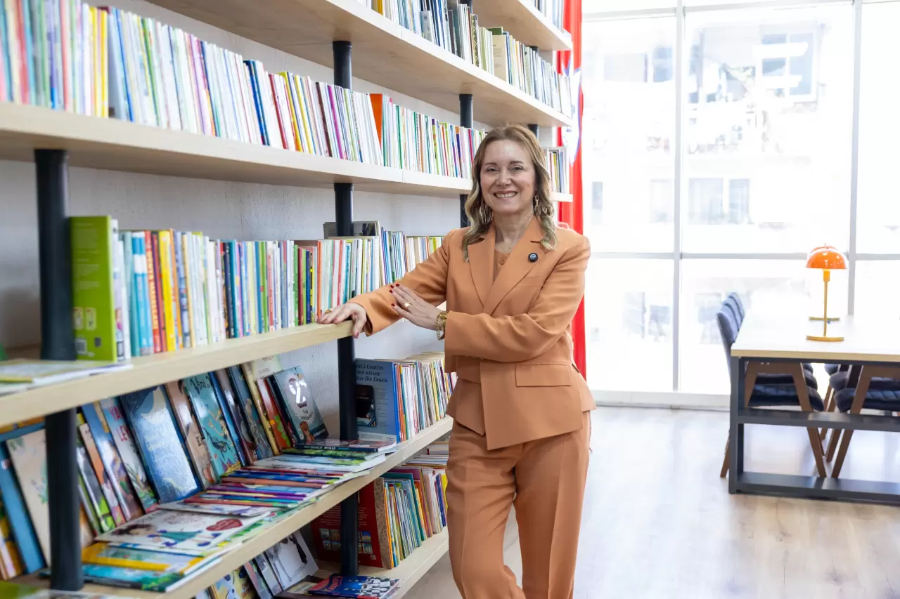  Konak Belediyesi, Toros ve Güzelyalı’da modern kütüphaneler ve Mutluluk Kahvesi’nin yeni şubesini hizmete sundu. Başkan Mutlu, gençler için önemli adımlar attıklarını belirtti.