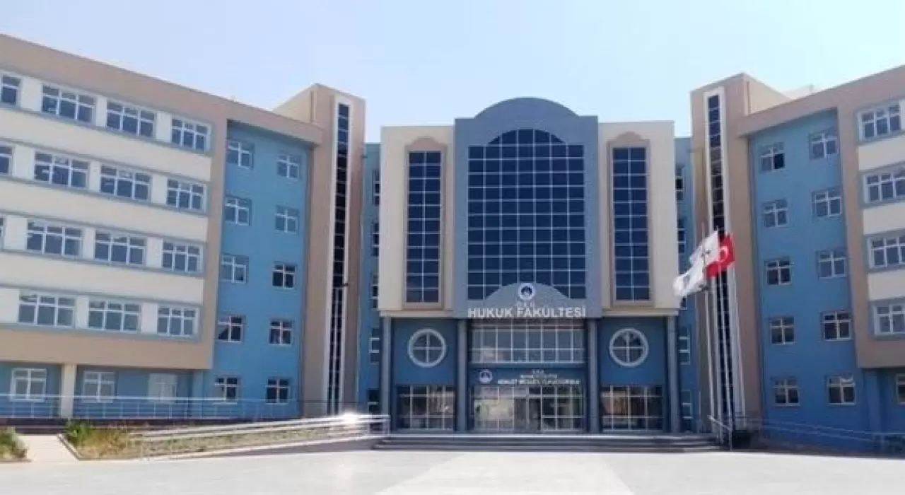 Üniversite sınavı yaklaştıkça sınava girecek öğrenciler üniversiteleri ve fakülteleri araştırmaktadır, İzmir'de olan üniversitelerden biri olan Dokuz Eylül Üniversitesinde bulunan fakülteleri sizler için haberimizde derledik.