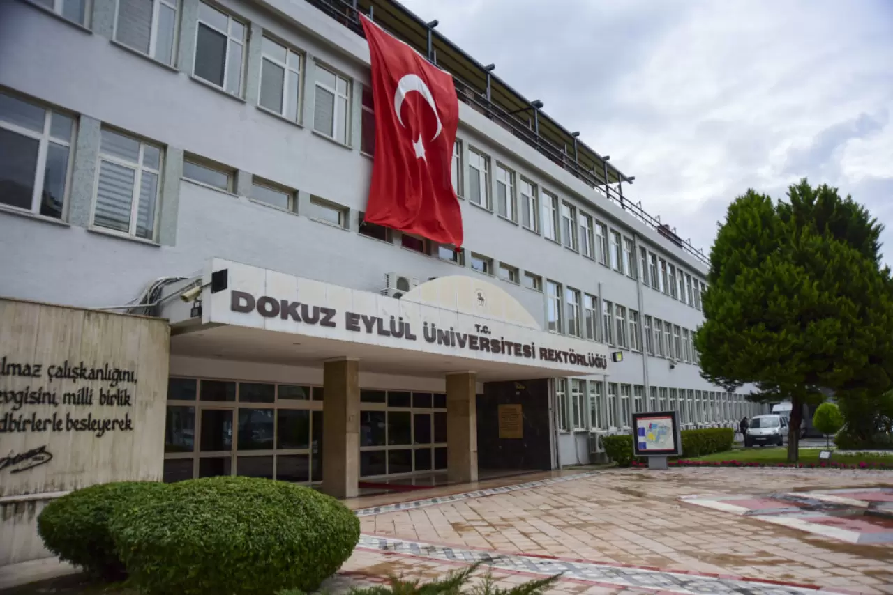 Üniversite sınavı yaklaştıkça sınava girecek öğrenciler üniversiteleri ve fakülteleri araştırmaktadır, İzmir'de olan üniversitelerden biri olan Dokuz Eylül Üniversitesinde bulunan fakülteleri sizler için haberimizde derledik.