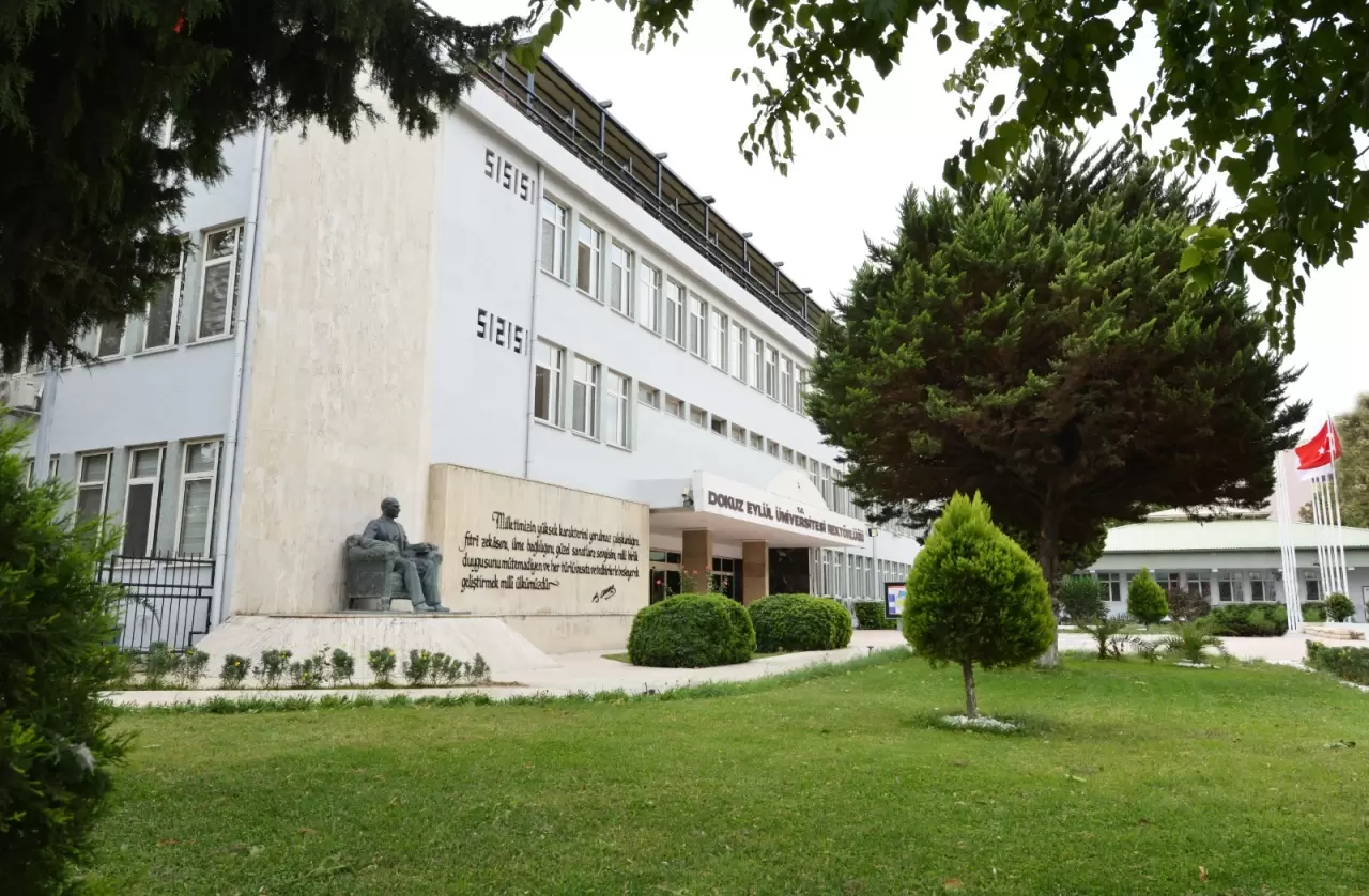 Üniversite sınavı yaklaştıkça sınava girecek öğrenciler üniversiteleri ve fakülteleri araştırmaktadır, İzmir'de olan üniversitelerden biri olan Dokuz Eylül Üniversitesinde bulunan fakülteleri sizler için haberimizde derledik.