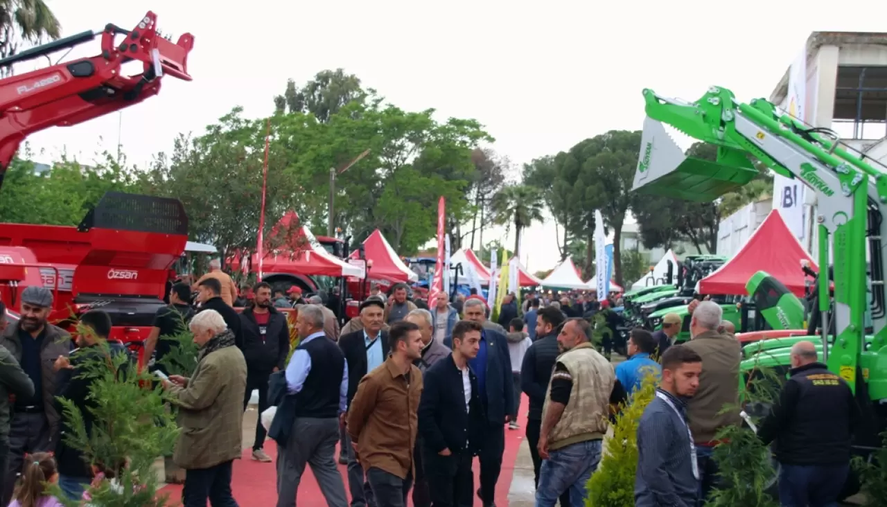 Ödemiş Tarım Fuarı, 24-27 Nisan'da tarım teknolojilerinin geleceğini sergiliyor. Yeni nesil robotlar, traktörler ve organik ürünlerle sektörü heyecanlandıracak!