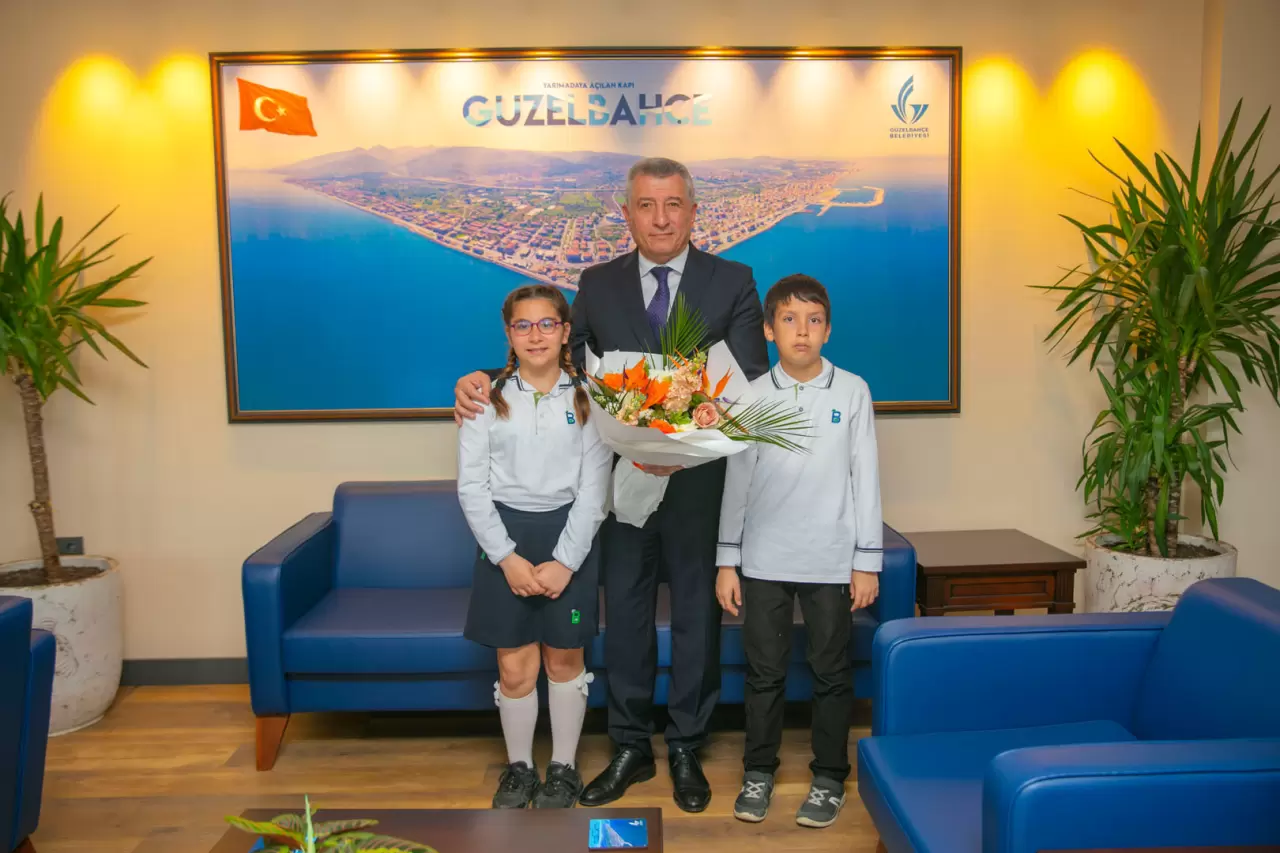 Güzelbahçe Belediye Başkanı Mustafa Günay, 23 Nisan’da koltuğunu 3 öğrenciye devretti. Çocuk başkanlar, şehri nasıl yöneteceklerine dair talimatlar verdi.