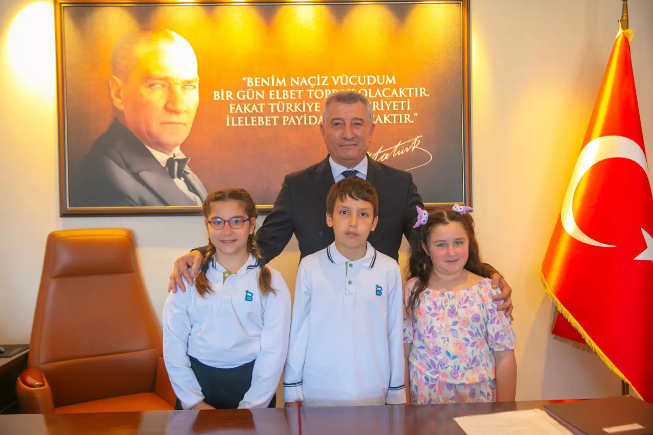 Güzelbahçe Belediye Başkanı Mustafa Günay, 23 Nisan’da koltuğunu 3 öğrenciye devretti. Çocuk başkanlar, şehri nasıl yöneteceklerine dair talimatlar verdi.