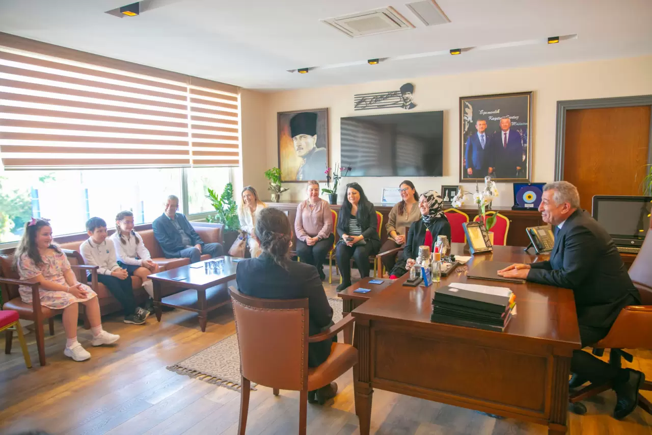Güzelbahçe Belediye Başkanı Mustafa Günay, 23 Nisan’da koltuğunu 3 öğrenciye devretti. Çocuk başkanlar, şehri nasıl yöneteceklerine dair talimatlar verdi.
