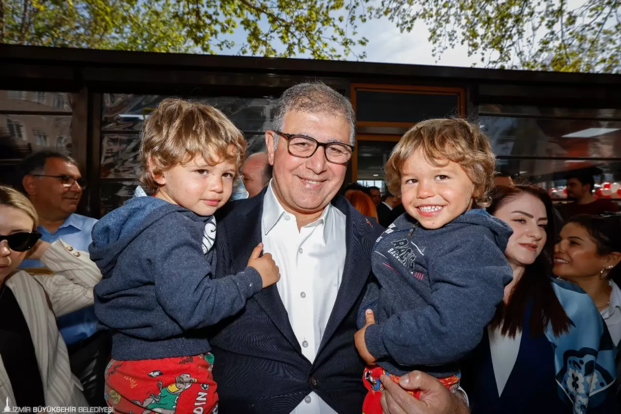 İzmir Büyükşehir Belediye Başkanı Cemil Tugay, 23 Nisan’da yayımladığı mesajla dikkat çekti: “Milli egemenlik sonsuza dek millette kalacak.”