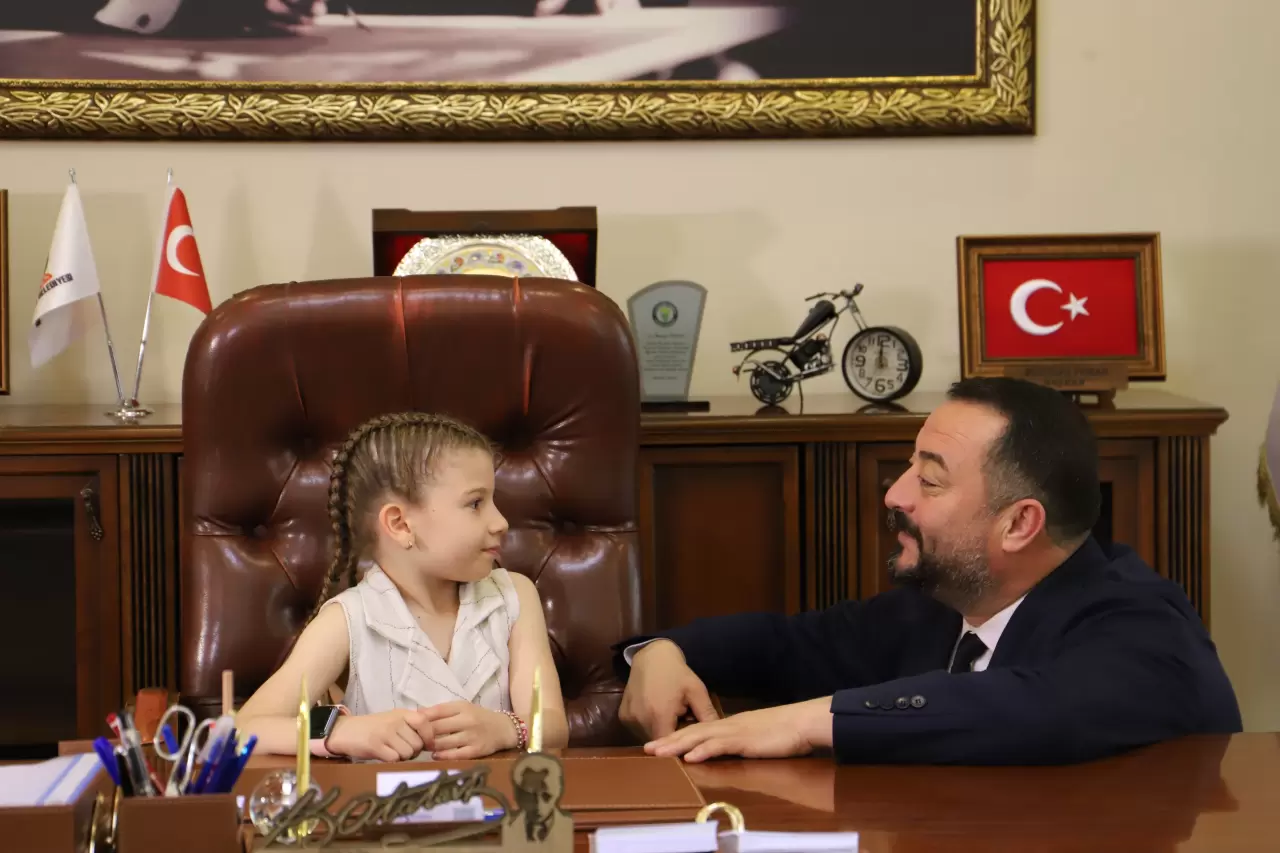 23 Nisan’da Ödemiş’te başkan olan minik Esila, çocuklar için sosyal alanlar, park ve yüzme havuzu istedi. Küçük yürekten büyük hayaller!