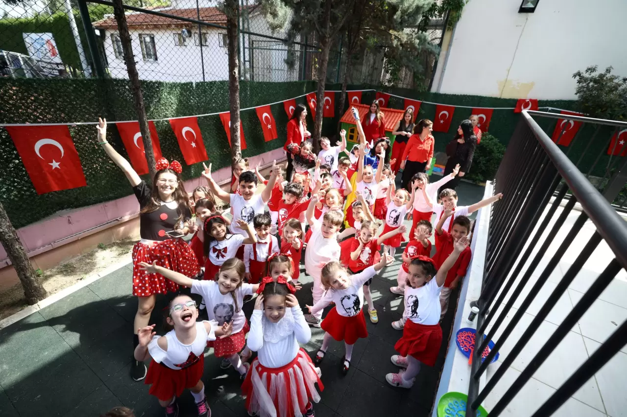 Balçova’da anaokulu öğrencileri 23 Nisan’ı kutladı, sürpriz konuk ise “Beyaz Baretli Kadınlar” oldu! Miniklere meslek tanıtımı da yapıldı.