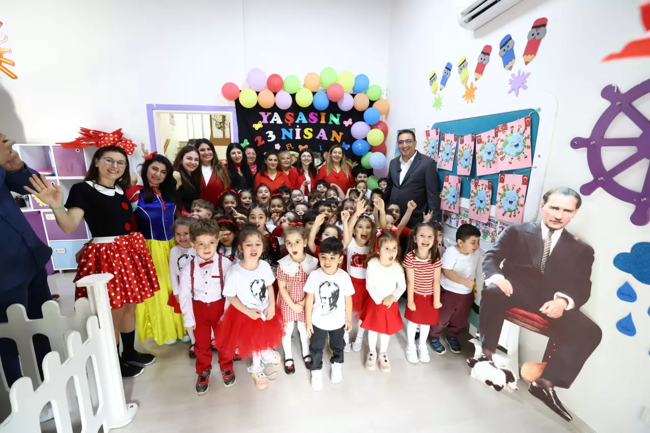 Balçova’da anaokulu öğrencileri 23 Nisan’ı kutladı, sürpriz konuk ise “Beyaz Baretli Kadınlar” oldu! Miniklere meslek tanıtımı da yapıldı.