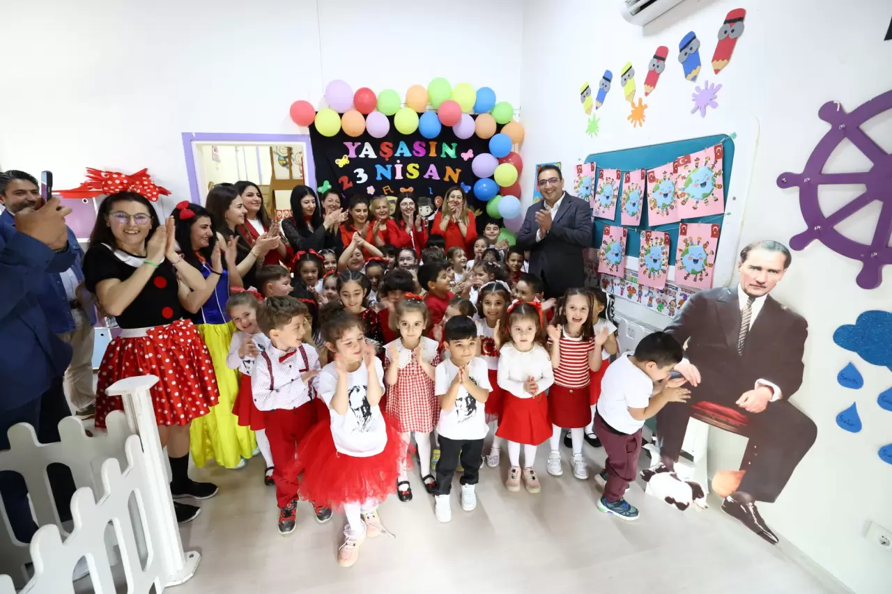 Balçova’da anaokulu öğrencileri 23 Nisan’ı kutladı, sürpriz konuk ise “Beyaz Baretli Kadınlar” oldu! Miniklere meslek tanıtımı da yapıldı.