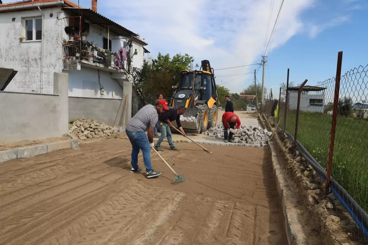 Menderes Belediyesi, Ataköy’de kilit parke yol çalışmalarını tamamladı. 44 mahallede eşit hizmet hedefiyle yol seferberliği hız kesmeden sürüyor.