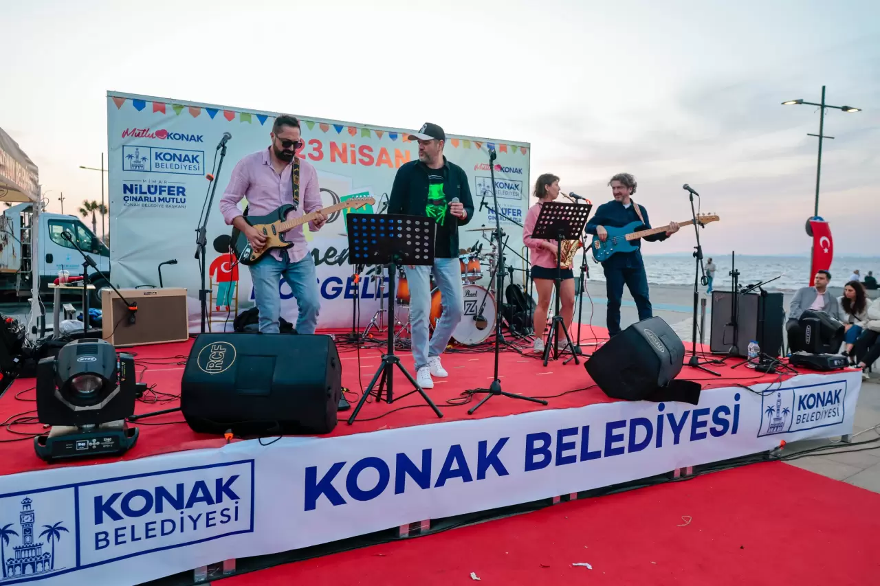 Konak Belediyesi’nin 23 Nisan etkinliklerinde çocuklar sahneye çıktı, doyasıya eğlendi! Dans, müzik, oyun ve neşe dolu anlar görenleri büyüledi.