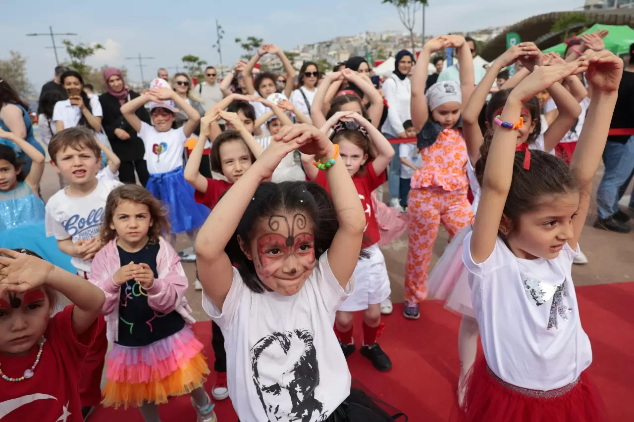 Konak Belediyesi’nin 23 Nisan etkinliklerinde çocuklar sahneye çıktı, doyasıya eğlendi! Dans, müzik, oyun ve neşe dolu anlar görenleri büyüledi.