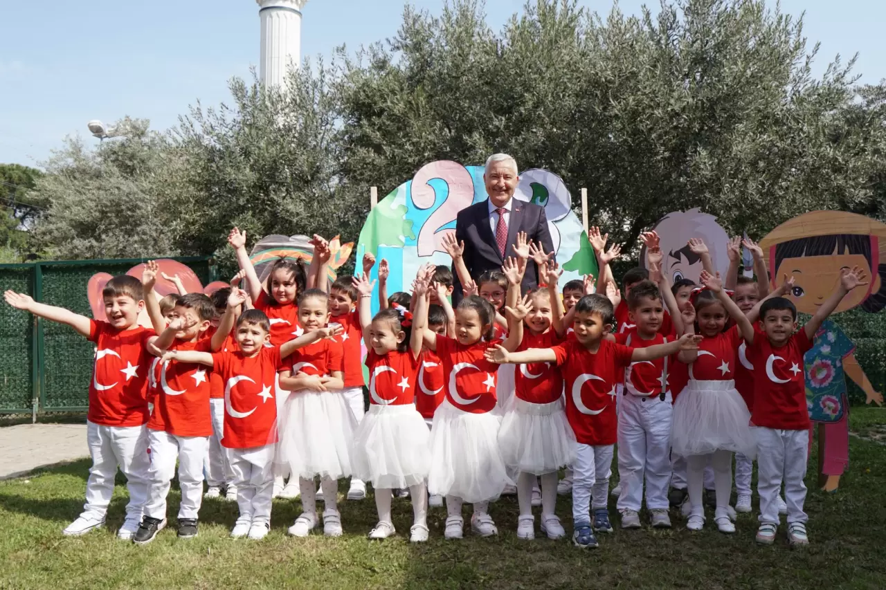 Kreşlerden mahallelere taşan 23 Nisan kutlamaları, renkli etkinlikler ve miniklerin gösterileriyle Kemalpaşa’da unutulmaz bir bayram havası estirdi.