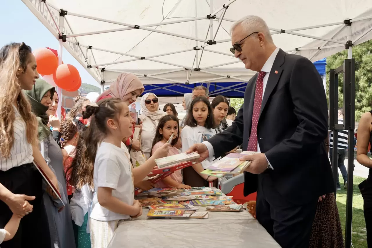 Kreşlerden mahallelere taşan 23 Nisan kutlamaları, renkli etkinlikler ve miniklerin gösterileriyle Kemalpaşa’da unutulmaz bir bayram havası estirdi.
