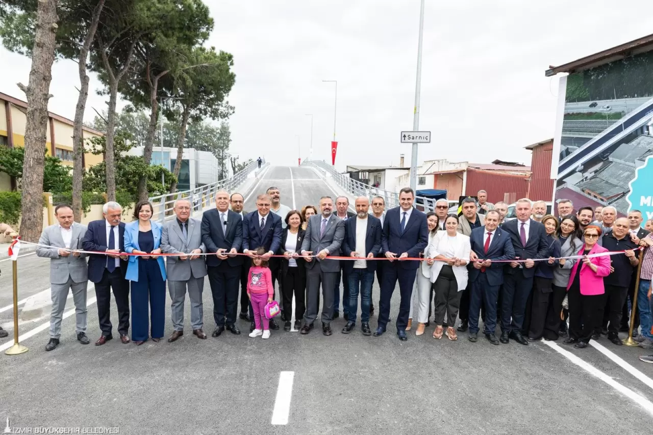 İzmir Büyükşehir Belediyesi, Gaziemir'deki trafik sıkışıklığını hafifletecek Hava Eğitim Yolu Taşıt Üst Geçidi’ni açtı. Başkan Tugay, İzmir’in çözülmeyen sorunlarını dile getirdi.