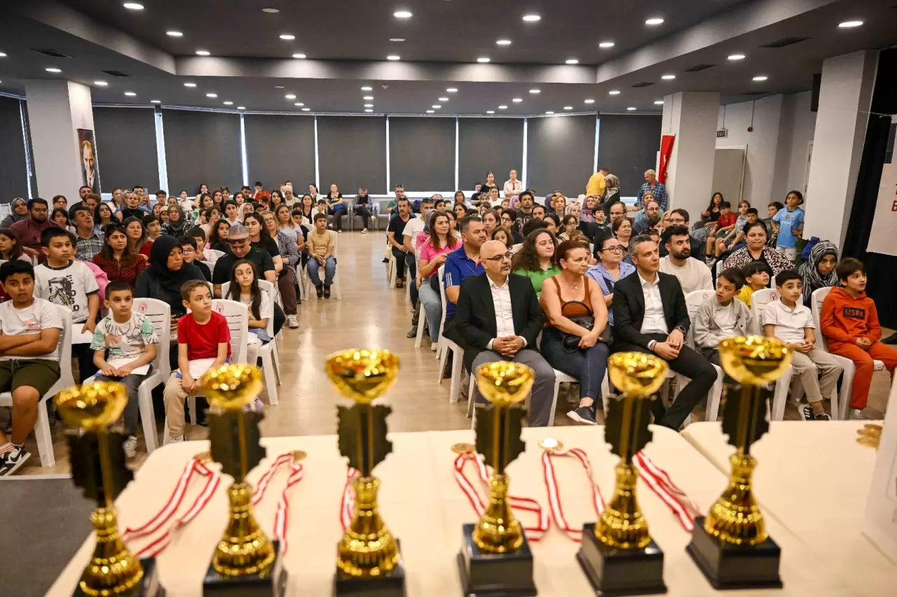 Bornova Belediyesi'nin 23 Nisan etkinlikleri kapsamında düzenlediği Satranç Turnuvası, 140 çocuk sporcuya ödüllerini kazandırdı. Zeka ve stratejinin ön planda olduğu turnuva büyük ilgi gördü.