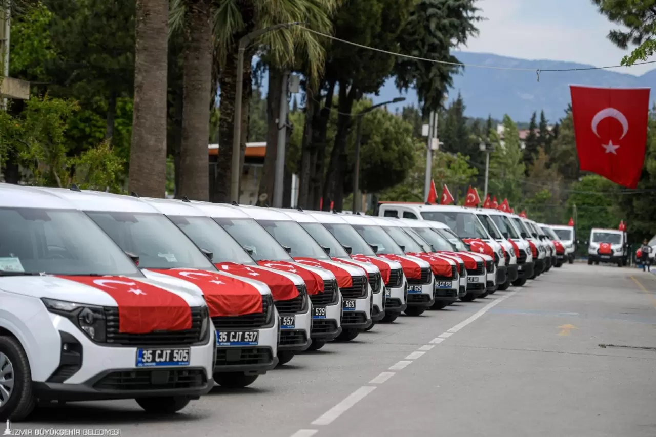 İzmir Büyükşehir Belediyesi, afet yönetimi vizyonu doğrultusunda kent genelinde yangınla mücadele kapasitesini güçlendirmek, günlük hizmetleri etkin ve hızlı bir şekilde sürdürmek amacıyla 134 milyon liralık yatırımla 184 araç aldı.