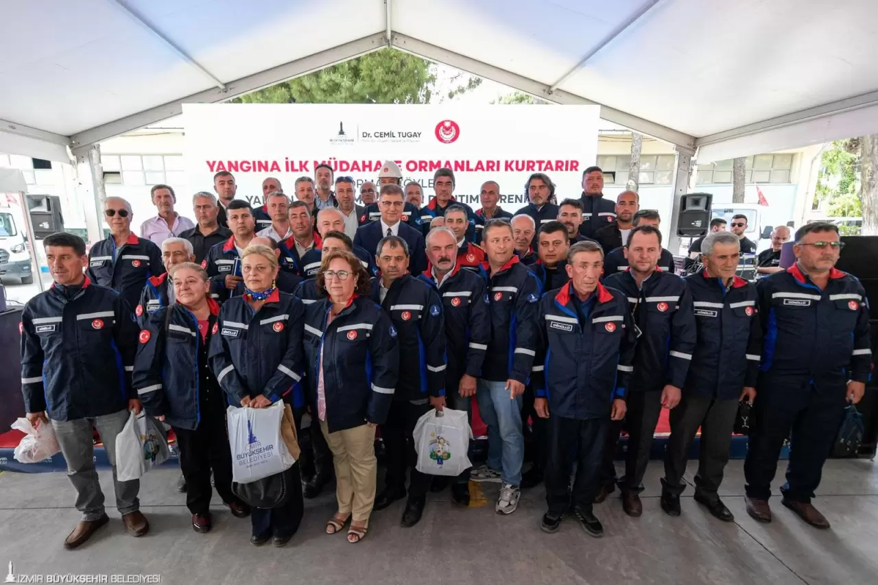 İzmir Büyükşehir Belediyesi, afet yönetimi vizyonu doğrultusunda kent genelinde yangınla mücadele kapasitesini güçlendirmek, günlük hizmetleri etkin ve hızlı bir şekilde sürdürmek amacıyla 134 milyon liralık yatırımla 184 araç aldı.