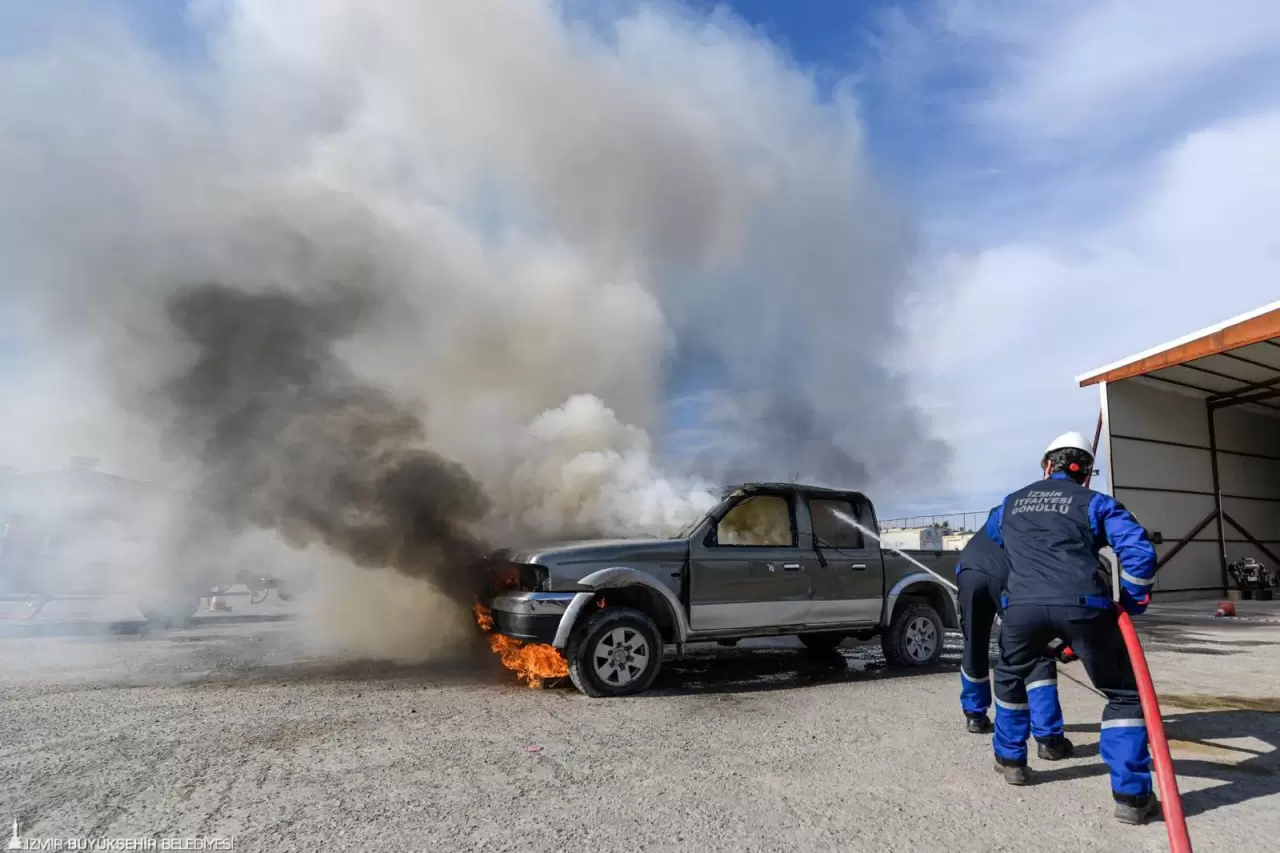 İzmir Büyükşehir Belediyesi, afet yönetimi vizyonu doğrultusunda kent genelinde yangınla mücadele kapasitesini güçlendirmek, günlük hizmetleri etkin ve hızlı bir şekilde sürdürmek amacıyla 134 milyon liralık yatırımla 184 araç aldı.