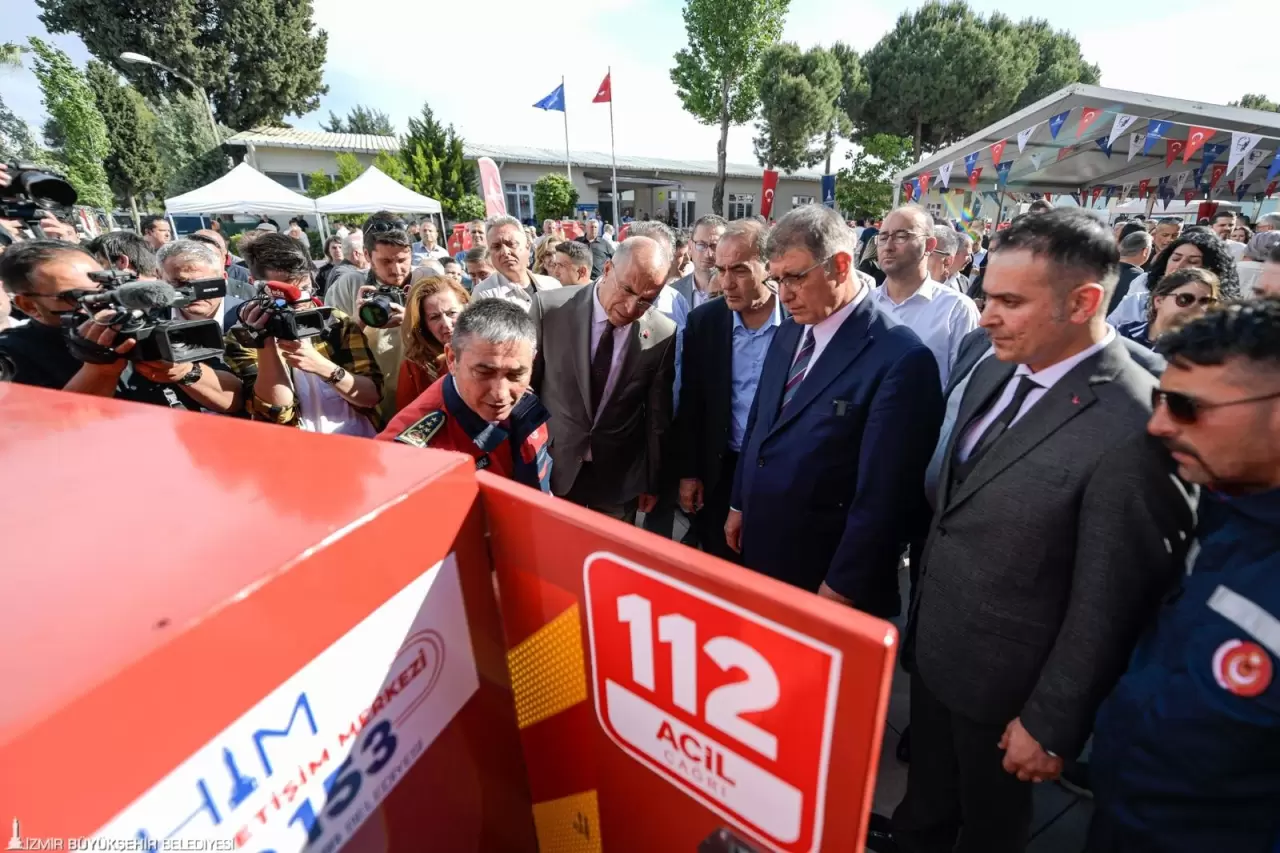İzmir Büyükşehir Belediyesi, afet yönetimi vizyonu doğrultusunda kent genelinde yangınla mücadele kapasitesini güçlendirmek, günlük hizmetleri etkin ve hızlı bir şekilde sürdürmek amacıyla 134 milyon liralık yatırımla 184 araç aldı.