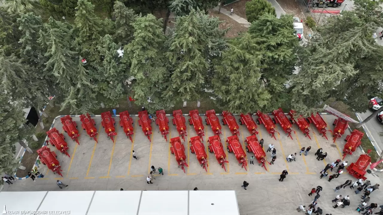 İzmir Büyükşehir Belediyesi, afet yönetimi vizyonu doğrultusunda kent genelinde yangınla mücadele kapasitesini güçlendirmek, günlük hizmetleri etkin ve hızlı bir şekilde sürdürmek amacıyla 134 milyon liralık yatırımla 184 araç aldı.