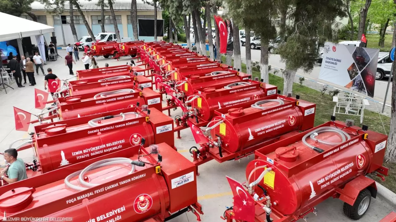 İzmir Büyükşehir Belediyesi, afet yönetimi vizyonu doğrultusunda kent genelinde yangınla mücadele kapasitesini güçlendirmek, günlük hizmetleri etkin ve hızlı bir şekilde sürdürmek amacıyla 134 milyon liralık yatırımla 184 araç aldı.