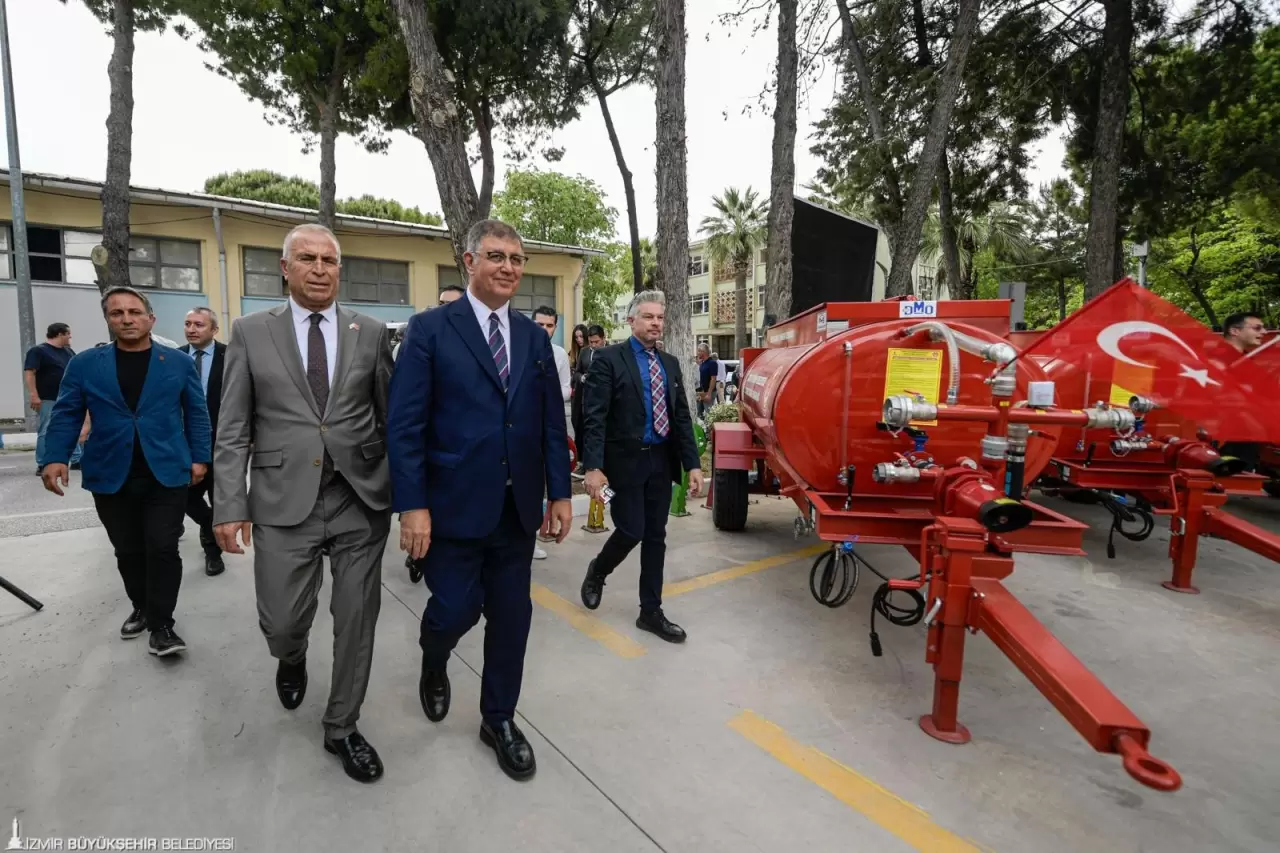 İzmir Büyükşehir Belediyesi, afet yönetimi vizyonu doğrultusunda kent genelinde yangınla mücadele kapasitesini güçlendirmek, günlük hizmetleri etkin ve hızlı bir şekilde sürdürmek amacıyla 134 milyon liralık yatırımla 184 araç aldı.