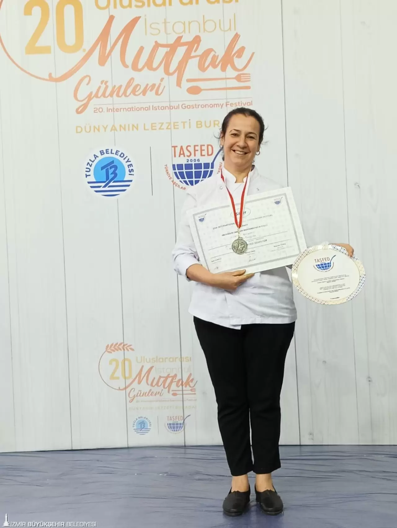 İzmir Büyükşehir Belediyesi Meslek Fabrikası, İzmirli kadınların geleceğine ışık tutuyor. Meslek Fabrikası’nda baristalık kursuna katılan 40 yaşındaki ev hanımı Merve Kirişözü, kendi kahve dükkânını açtı.