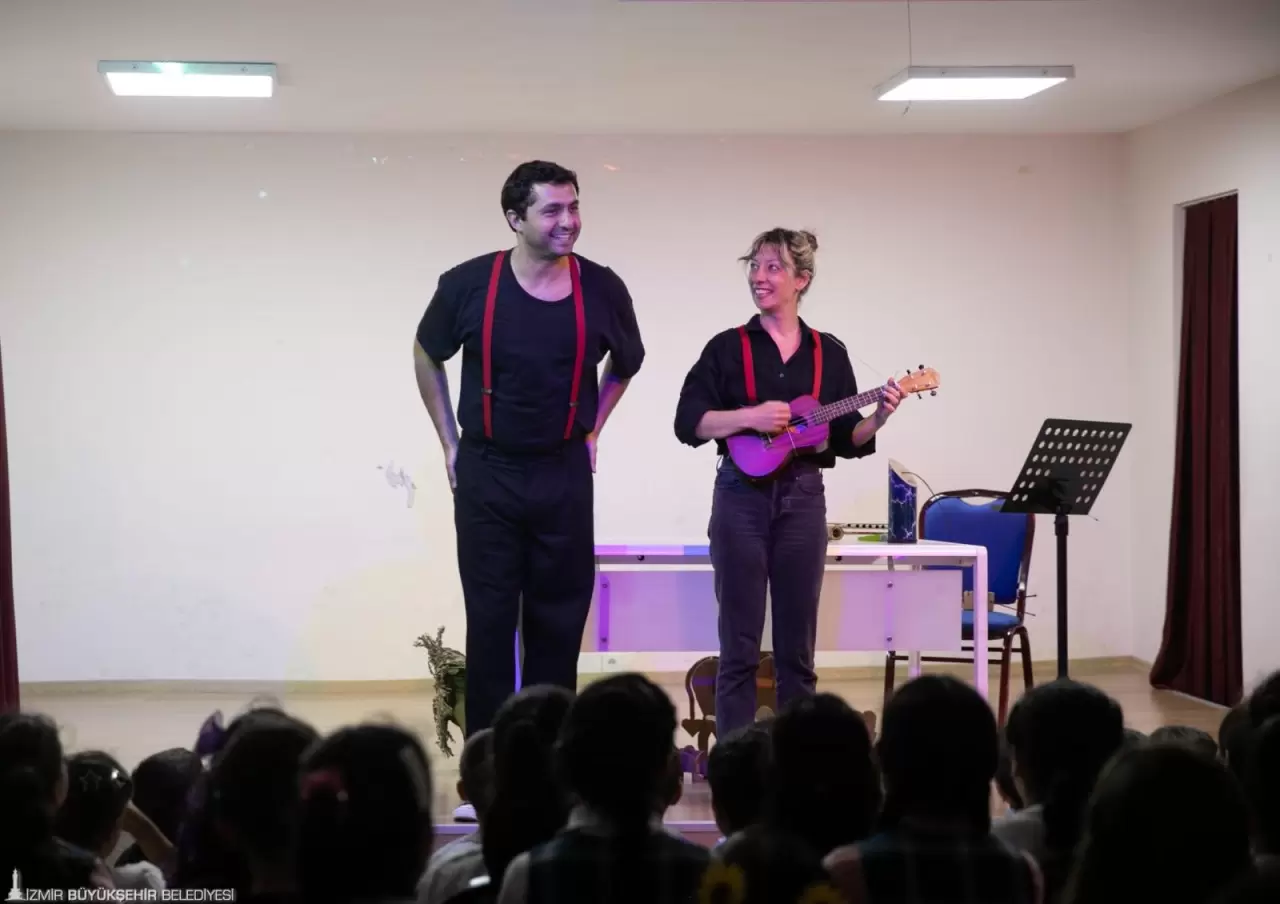 İzmir Büyükşehir Belediyesi Şehir Tiyatroları’nın çocukları sanatla buluşturmak üzere sahnelediği “Kendini Arayan Zürafa” oyunu, Aliağa ve Kadifekale’de sahnelendi. Oyuna büyük ilgi gösteren çocuklar ve öğretmenleri neşeli bir gün geçirdi.