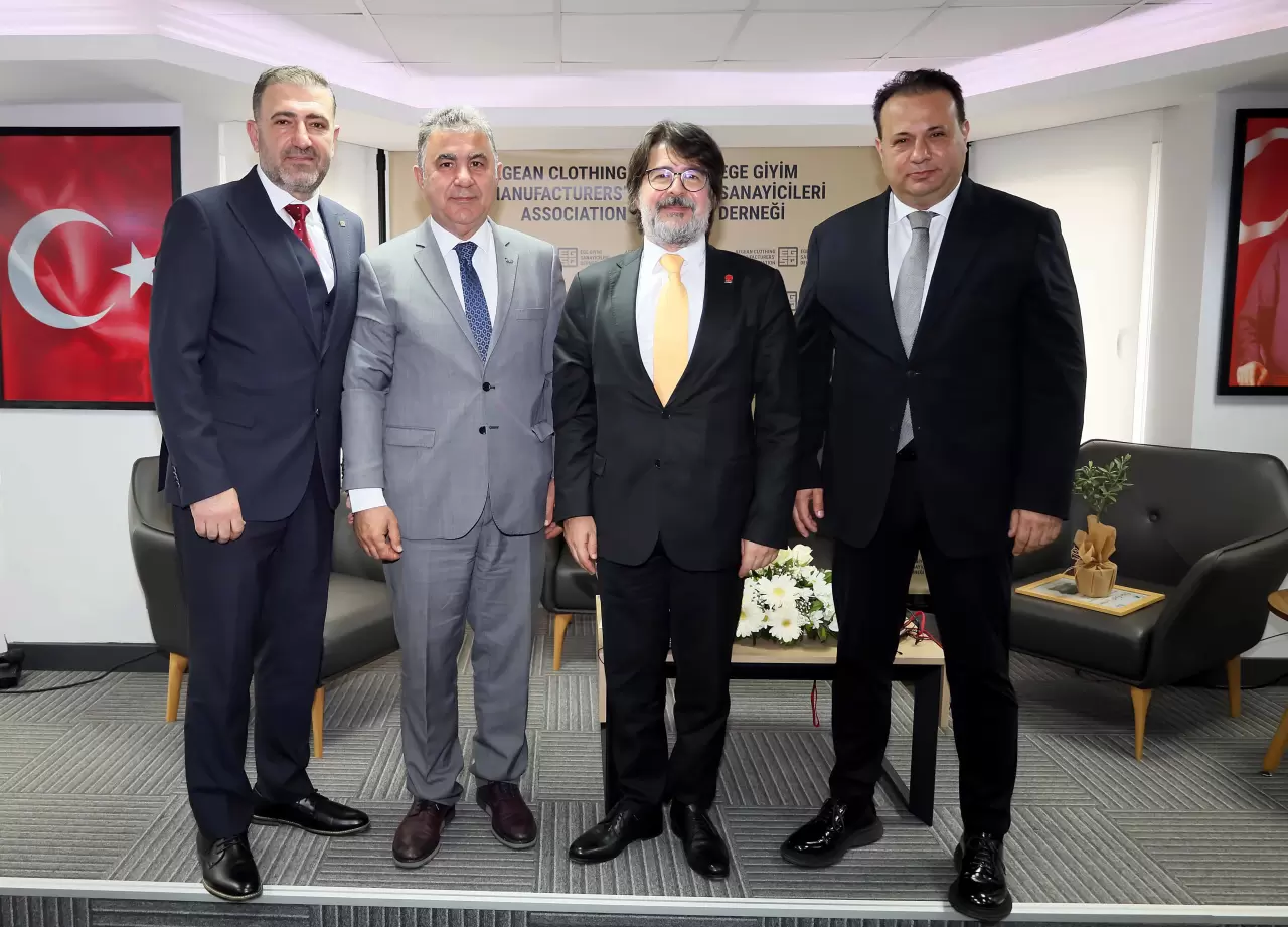 Ege Giyim Sanayicileri Derneği (EGSD) Üye Buluşmaları kapsamında Hazır giyim sektörünün önde gelen temsilcilerini panelde bir araya getirerek sektörün sorunlarını ve fırsatlarını masaya yatırdı. 