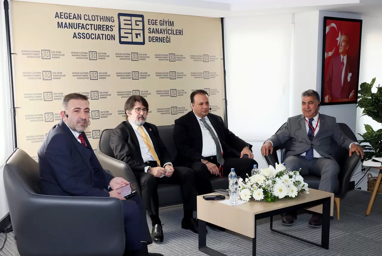 Ege Giyim Sanayicileri Derneği (EGSD) Üye Buluşmaları kapsamında Hazır giyim sektörünün önde gelen temsilcilerini panelde bir araya getirerek sektörün sorunlarını ve fırsatlarını masaya yatırdı. 