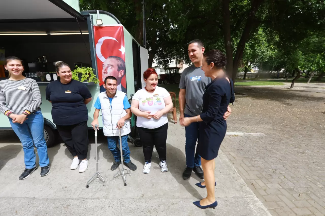 Efes Selçuk’un engel tanımayan gençlerine istihdam olanağı yaratmak, onların sosyalleşmesini sağlamak için Aralık ayında açılan Engelsiz Kafe’de çalışan gençleri ziyaret eden Başkan Sengel; “Gençlerimiz engel tanımıyor, bütün engelleri aşıyorlar. Onların engelleri aşması bizler için de büyük bir mutluluk oluyor” dedi.