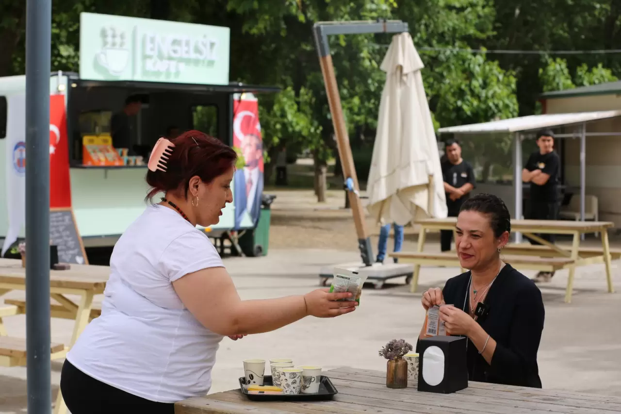 Efes Selçuk’un engel tanımayan gençlerine istihdam olanağı yaratmak, onların sosyalleşmesini sağlamak için Aralık ayında açılan Engelsiz Kafe’de çalışan gençleri ziyaret eden Başkan Sengel; “Gençlerimiz engel tanımıyor, bütün engelleri aşıyorlar. Onların engelleri aşması bizler için de büyük bir mutluluk oluyor” dedi.