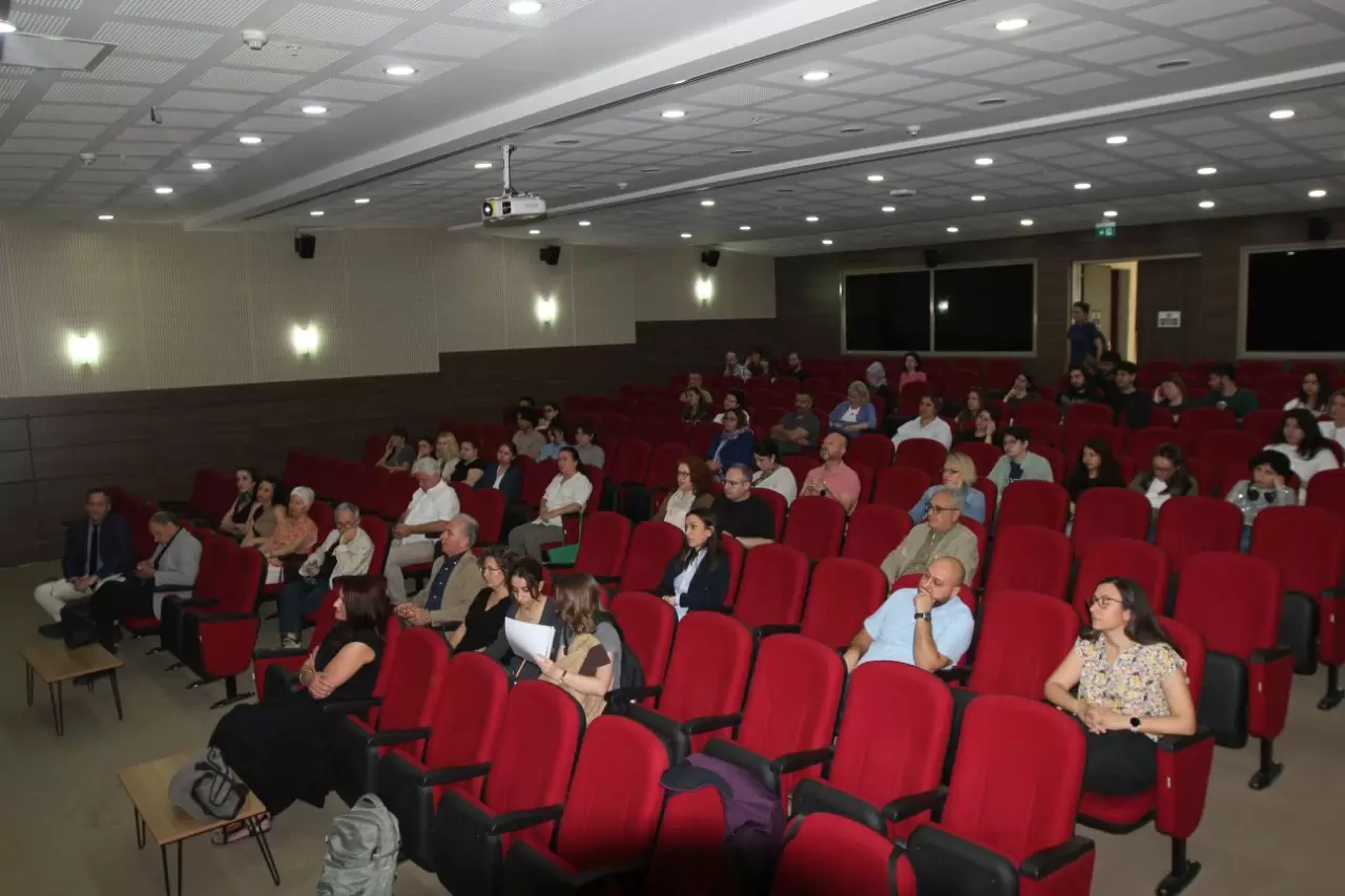 Ege Üniversitesi Edebiyat Fakültesi Arkeoloji Bölümü tarafından düzenlenen “Kazı ve Araştırmalar Sempozyumu IV”, görkemli bir açılışla başladı. İki gün sürecek etkinlikte arkeoloji bilimine yön veren isimler bir araya geliyor.