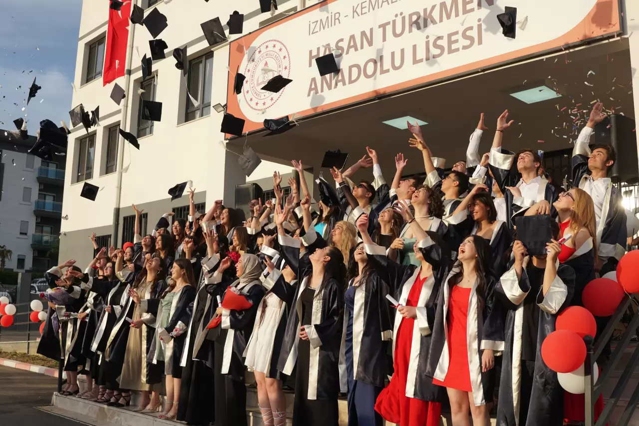 Kemalpaşa Belediye Başkanı Mehmet Türkmen, ailesiyle birlikte Hasan Türkmen Anadolu Lisesi’nin mezuniyet törenine katıldı.